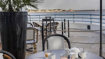 Tägliches Frühstücksbuffet (24 EUR pro Person)