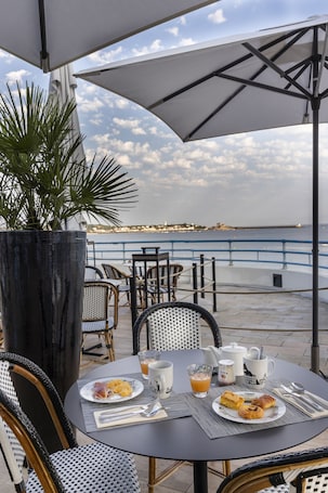 Desayuno buffet diario (EUR 24 por persona)