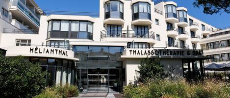 A modern building with two entrances labeled "Helianthal" and "Thalassotherapie & Spa".