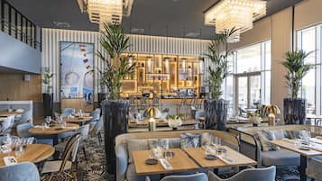 2 restaurantes; se sirven desayunos, almuerzos, cenas y cocina regional