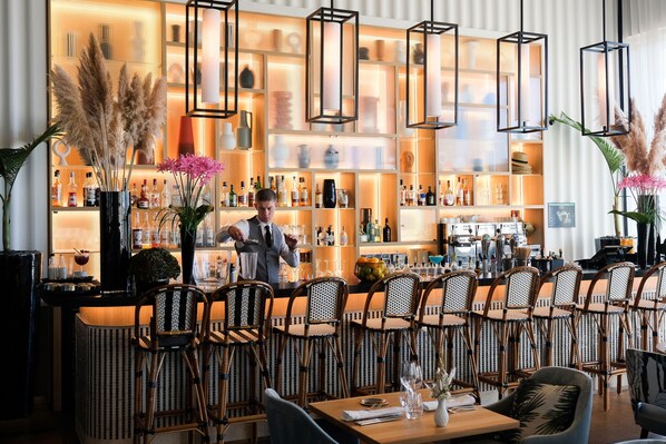 Tapas-Bar, Blick auf den Garten, täglich geöffnet