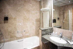 Shower, free toiletries, hair dryer, bidet - Hotel Sercotel Gran Fama (Almeria)