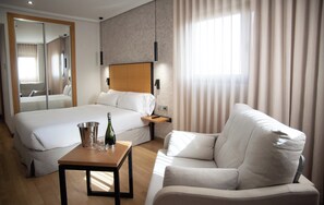 Minibar, in-room safe, desk, soundproofing - Hotel Sercotel Gran Fama (Almeria)