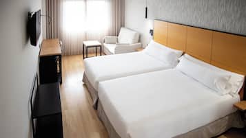 Een minibar, een kluis op de kamer, een bureau, geluiddichte muren