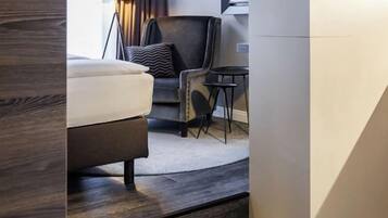 Studio Apartment | Hypo-allergenic bedding, in-room safe, desk, soundproofing