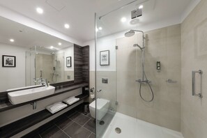 Shower, free toiletries, hair dryer, towels - Airporthotel Berlin Adlershof (Berlin)