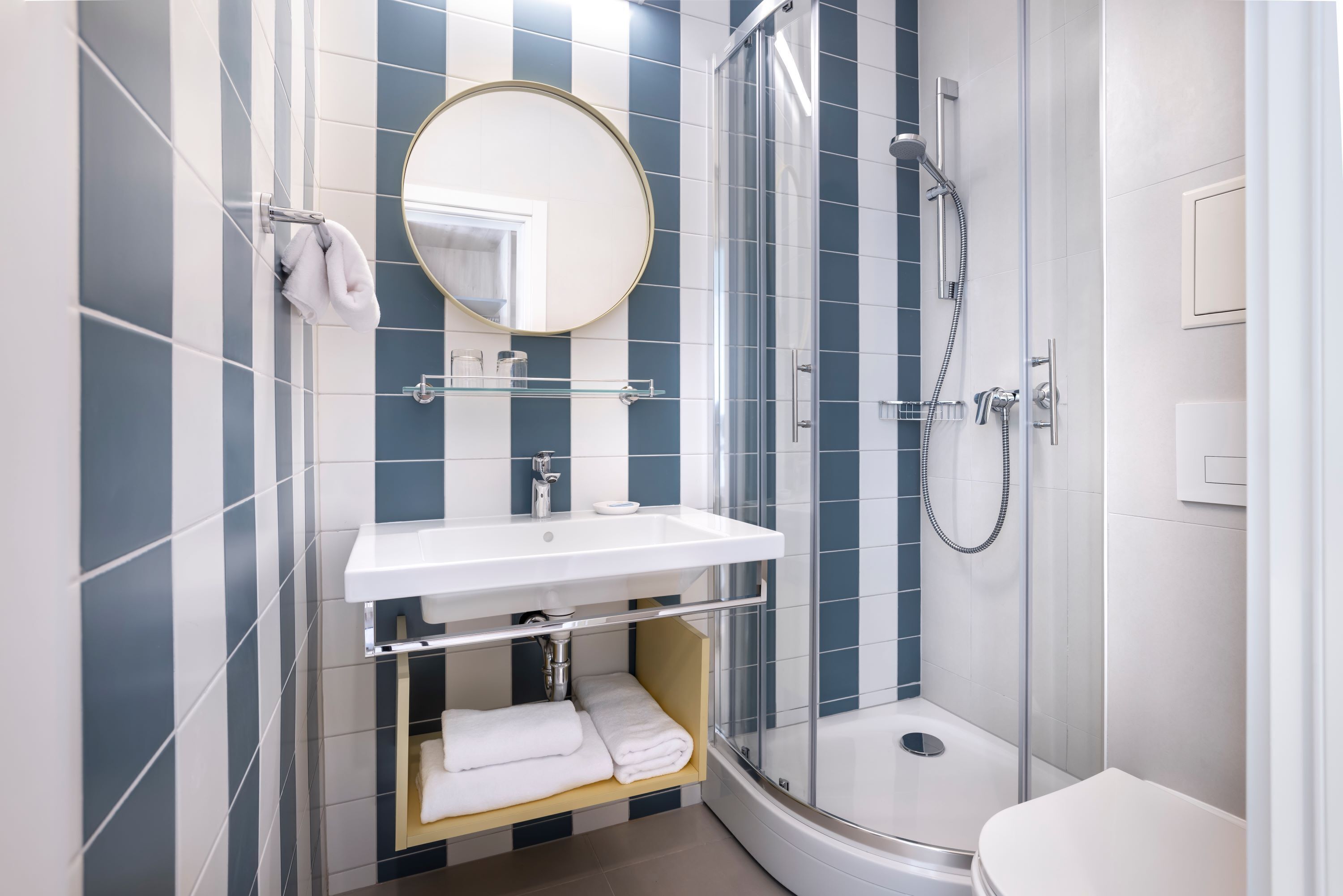 shower, free toiletries, hair dryer, towels