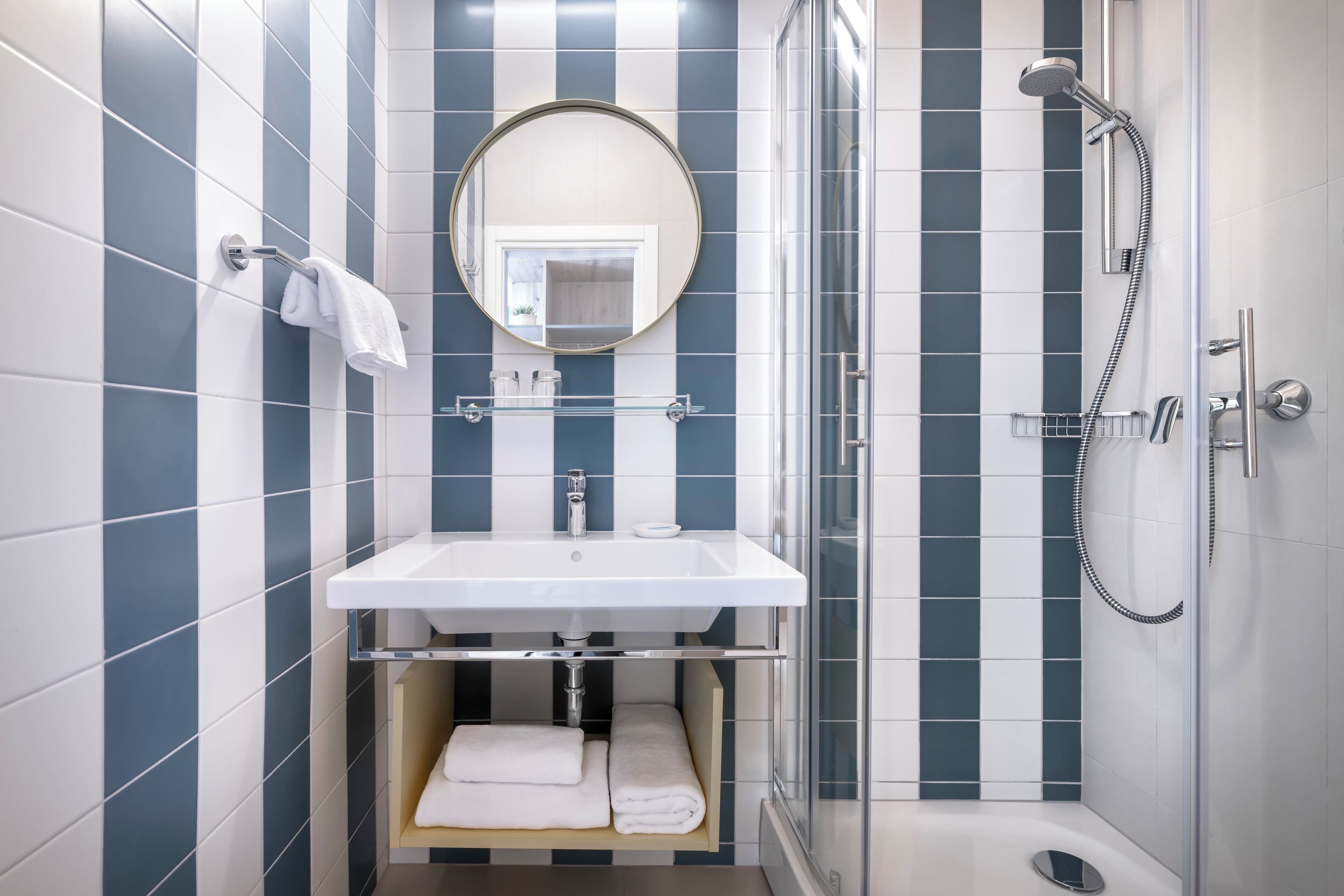 junior suite for 2+2 seaside | bathroom | shower, free toiletries, hair dryer, towels