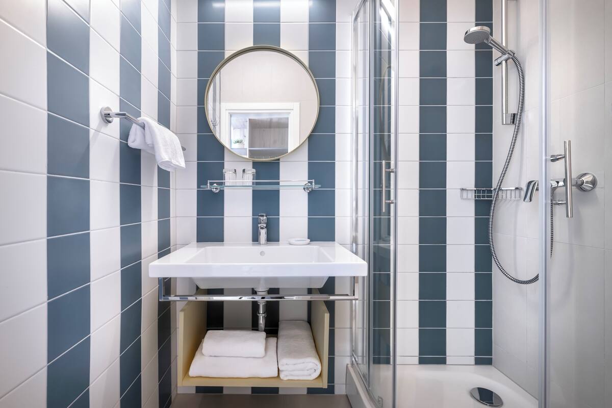 junior suite for 2+2 seaside | bathroom | shower, free toiletries, hair dryer, towels