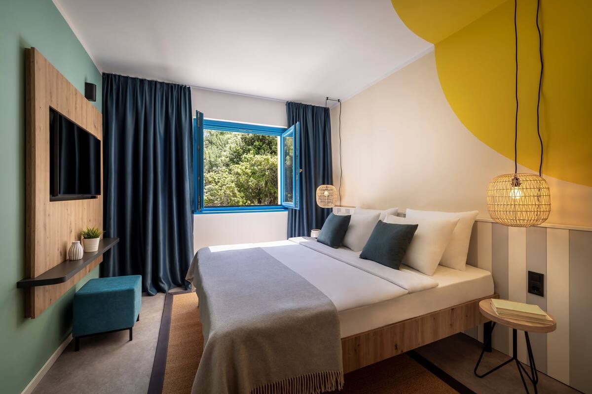 Minibar, desk, WiFi (free), bed sheets