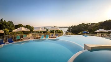 Außenpool (je nach Saison geöffnet), Sonnenschirme, Liegestühle