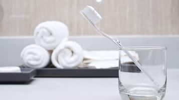 Combined shower/tub, hair dryer, towels
