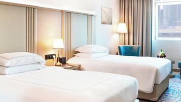 2 عدّة غرف نوم وميني بار وخزنة داخل الغرفة وطراز فريد لكل وحدة