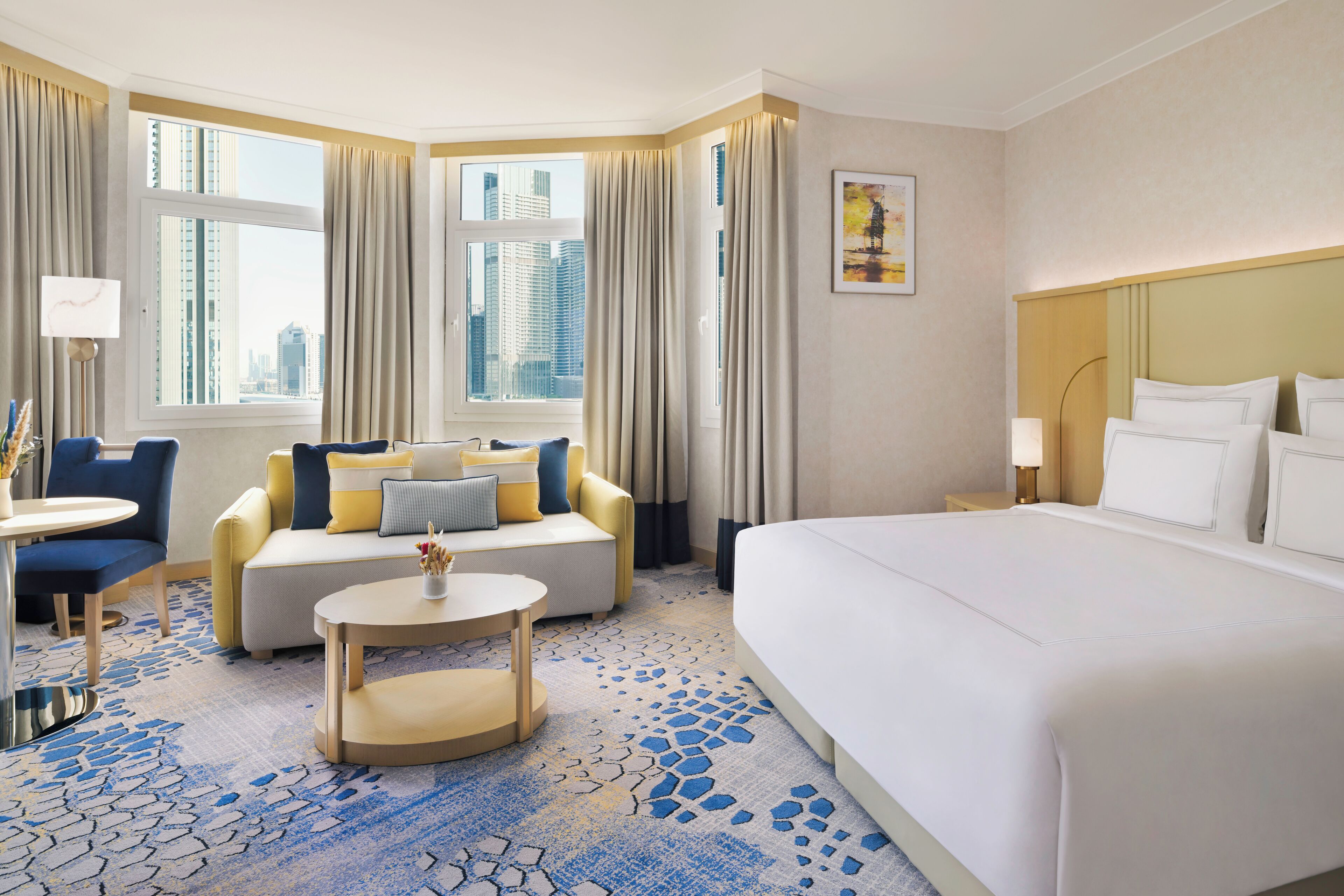 Suite classique, 1 lit double | Minibar, coffre-fort, ameublement unique, bureau