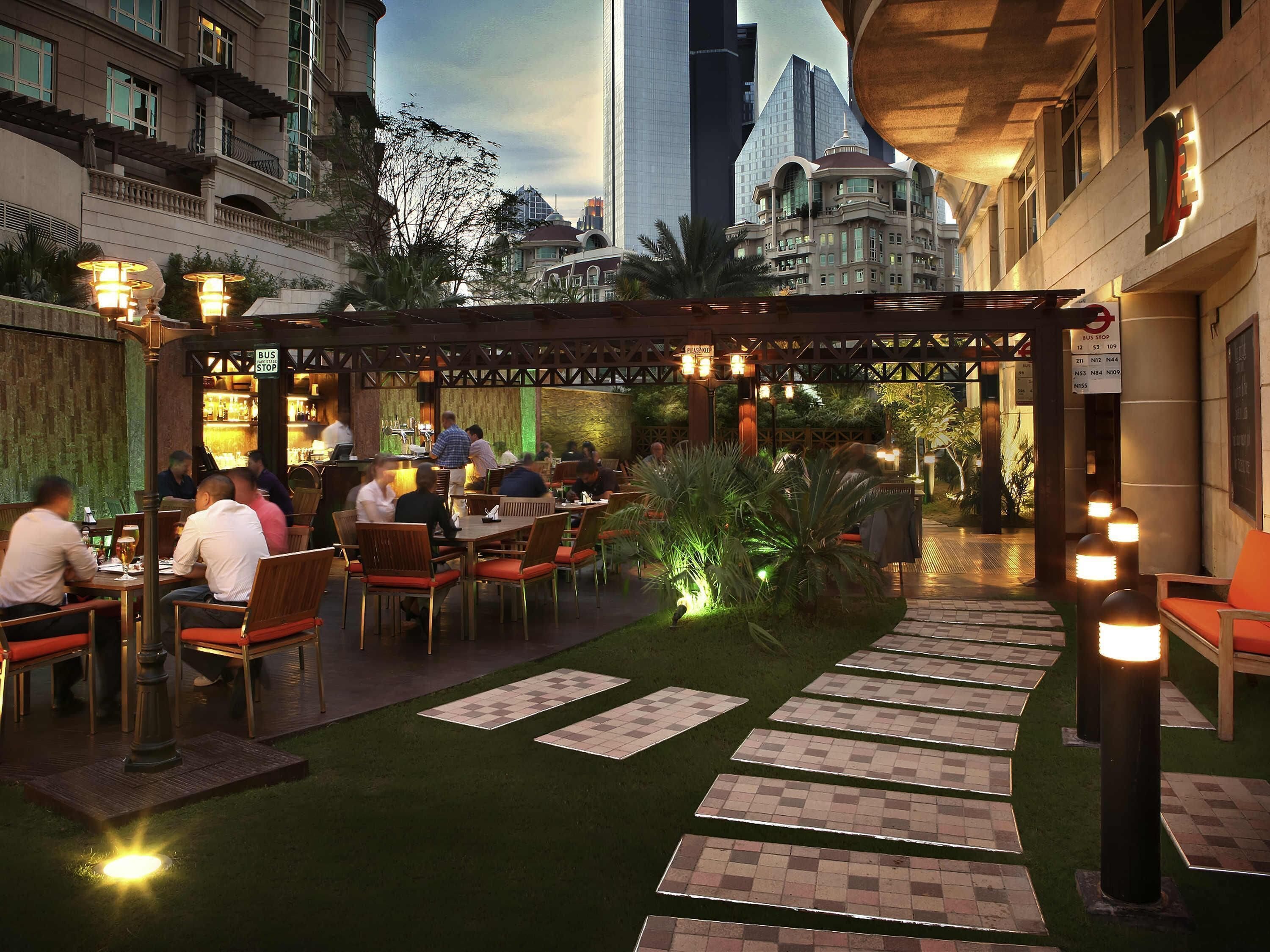 2 bars/lounges, pub