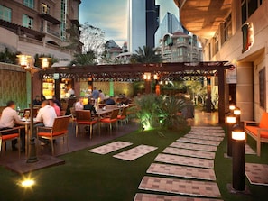 3 restaurants, breakfast, lunch, dinner served; international cuisine