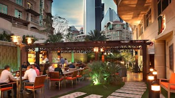 3 ristoranti, aperti a colazione e a pranzo, cucina internazionale