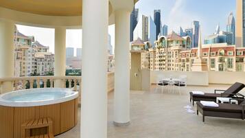 Minibar, caja de seguridad en la habitación y muebles diferentes