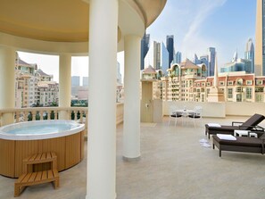 Minibar, Zimmersafe, individuell eingerichtet, Schreibtisch