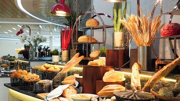 3 restaurants; breakfast, lunch and dinner served