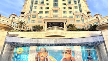 室外泳池;泳池傘、躺椅