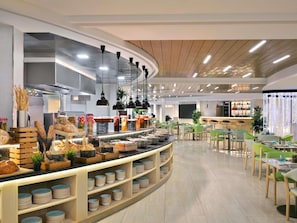 3 restaurants, breakfast, lunch, dinner served; international cuisine