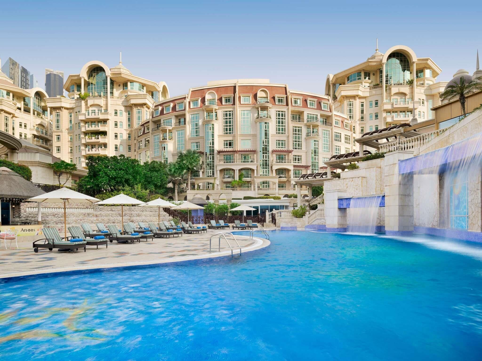  室外游泳池，提供泳池遮陽傘和日光浴躺椅