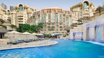 Außenpool, Sonnenschirme, Liegestühle