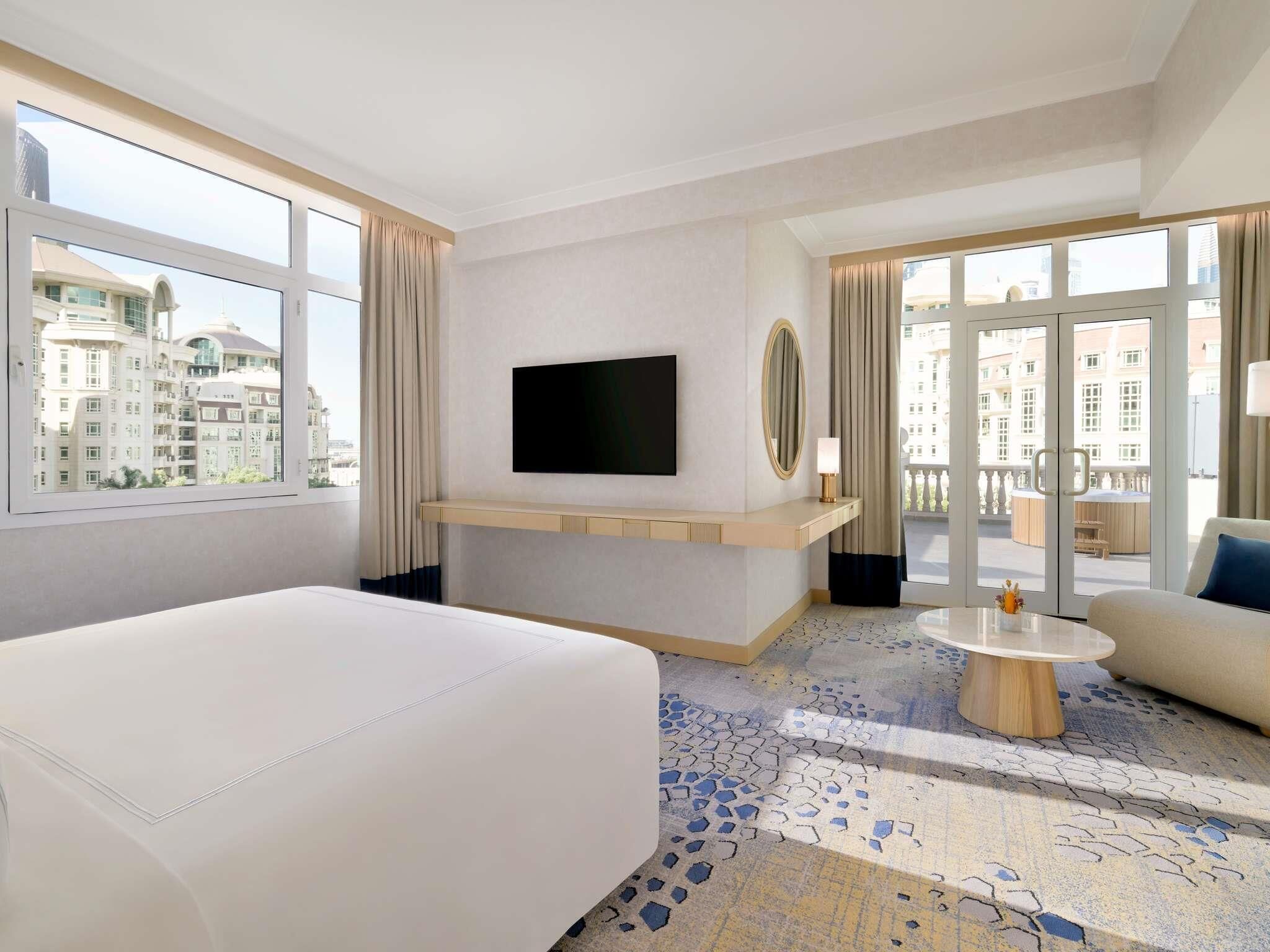 Swiss Signature Room King with Jacuzzi and Terrace | Minibar, caja fuerte, mobiliario individual y escritorio