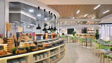 3 間餐廳;供應早餐、午餐、晚餐;多國菜