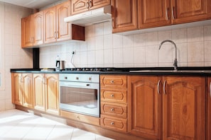 Apartment, 3 Bedrooms | Private kitchenette | Coffee/tea maker, eco-friendly cleaning products