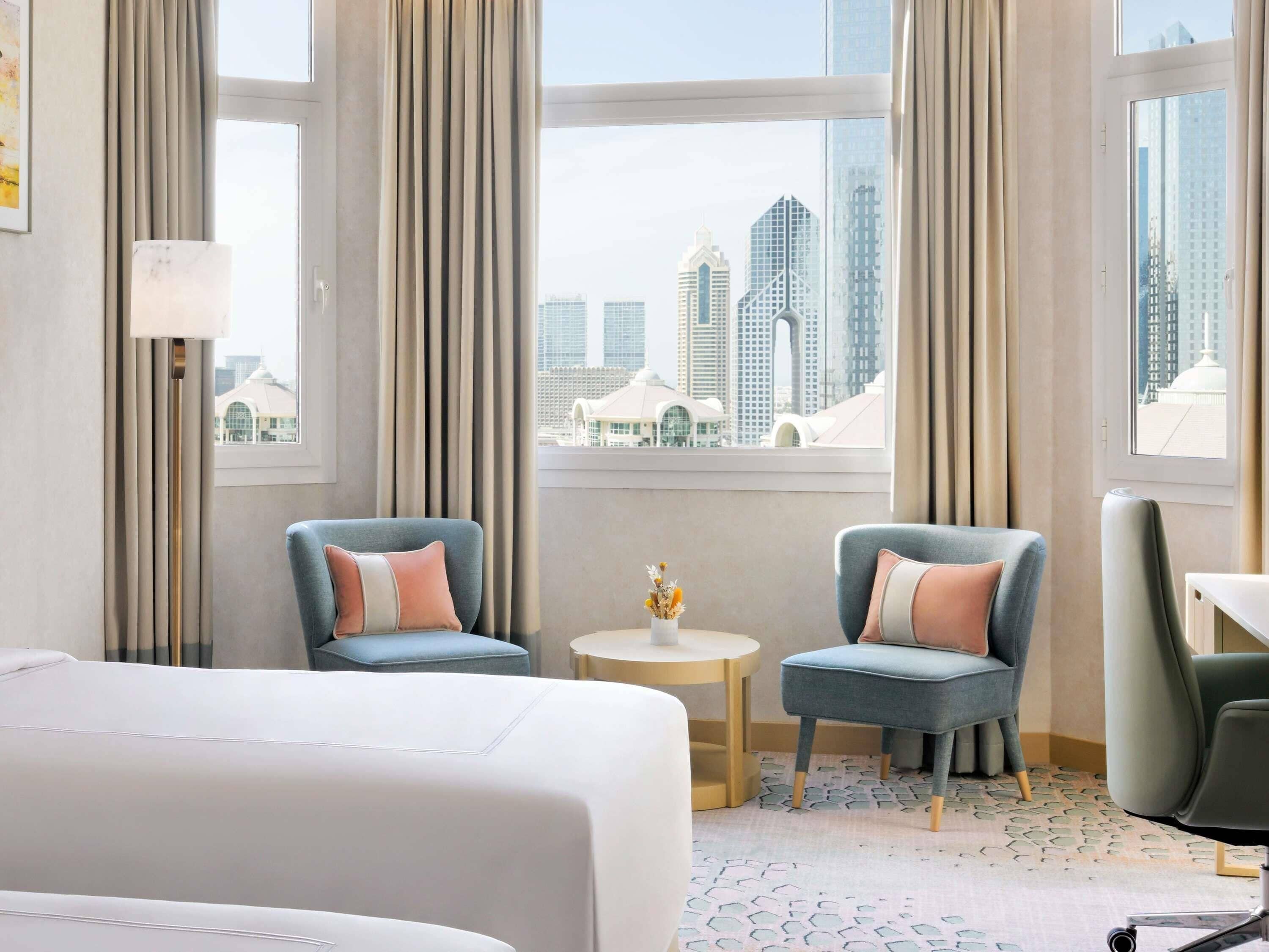 Minibar, caja de seguridad en la habitación y muebles diferentes 