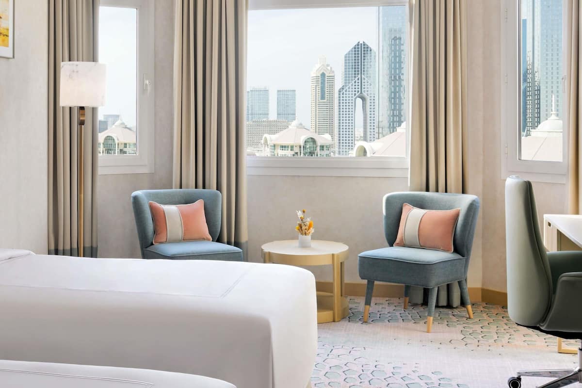 Minibar, caja de seguridad en la habitación y muebles diferentes