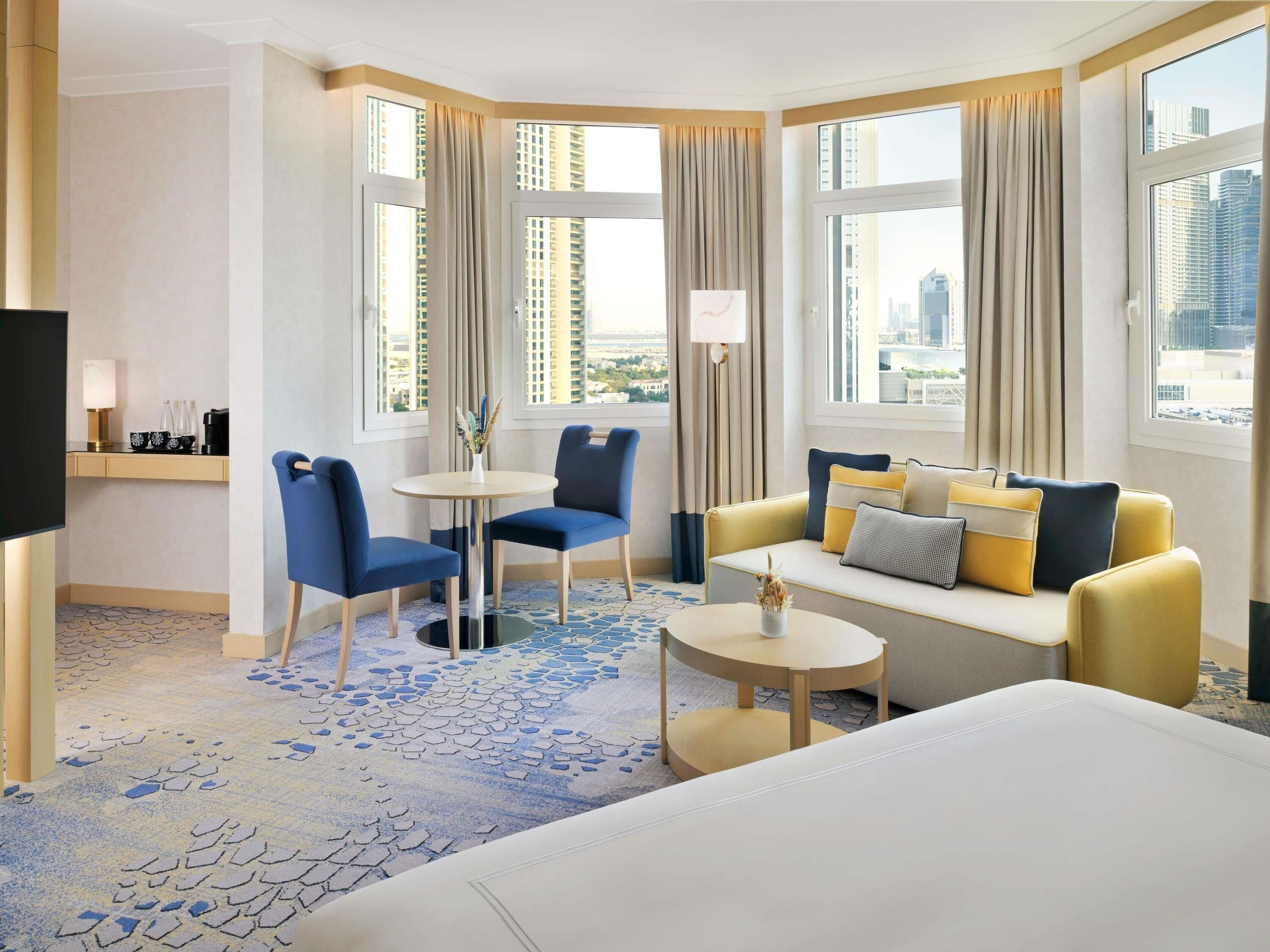 Suite classique, 1 lit double | Minibar, coffre-fort, ameublement unique, bureau