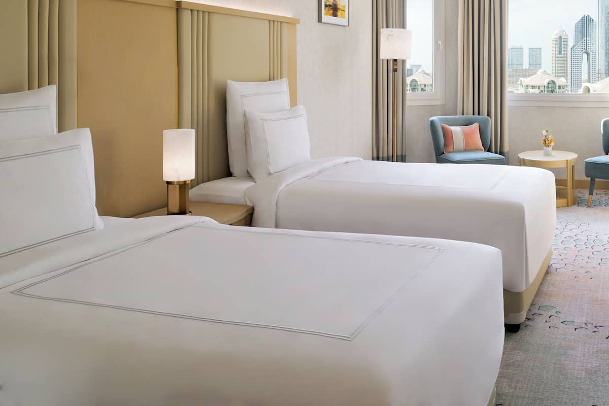 Minibar, caja de seguridad en la habitación y muebles diferentes