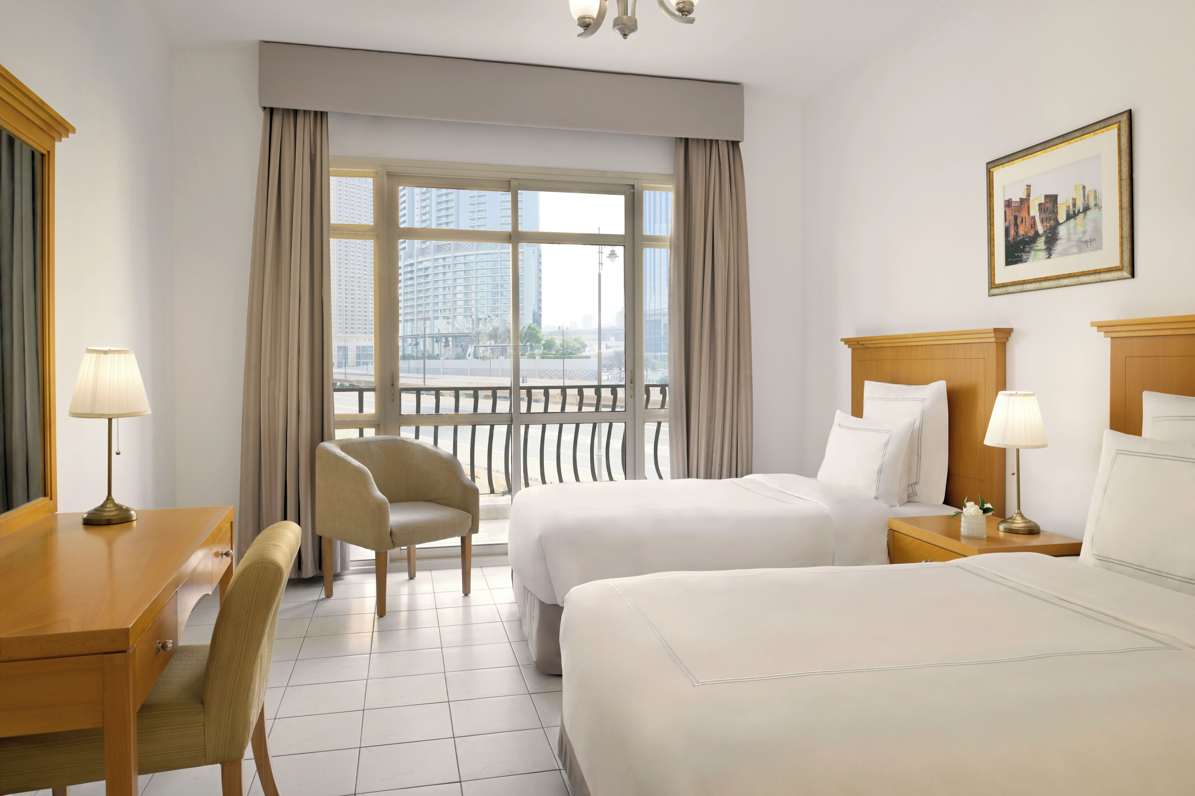 Minibar, coffre-fort, ameublement unique, bureau