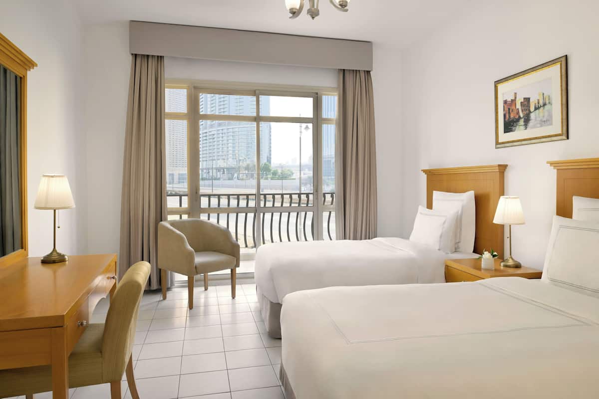 Minibar, coffre-fort, ameublement unique, bureau