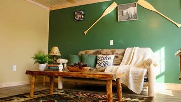 Signature suite | Woonruimte | Een 43-inch smart-tv met digitale zenders