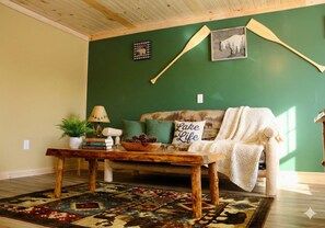 Signature Suite | Living area | 43-inch Smart TV with digital channels - Sundowner on Lake George (Lake George)