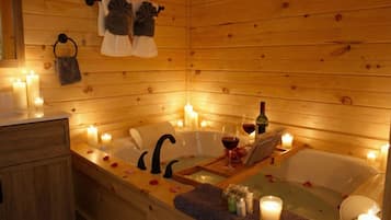 Studio | Kylpyhuone | Ilmaiset hygieniatuotteet, hiustenkuivaaja, pyyhkeet, saippua