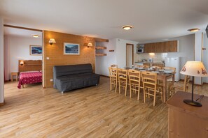 24-inch flat-screen TV with digital channels, TV - Résidence les Villages du Bachat (Chamrousse)