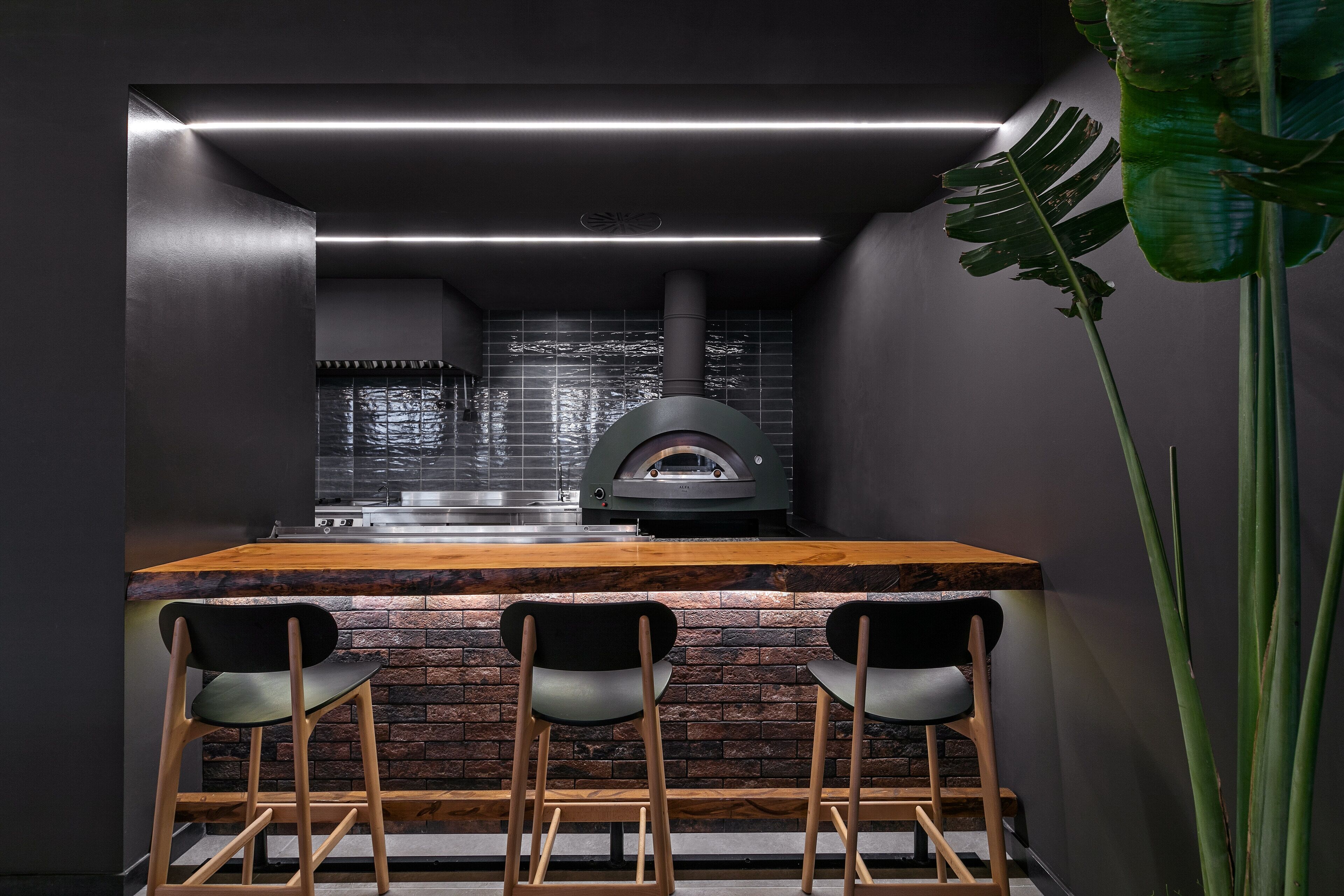 lunch, dinner served; international cuisine, al fresco dining