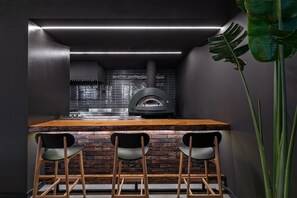 Se sirven almuerzos y cocina internacional (con mesas al aire libre) 