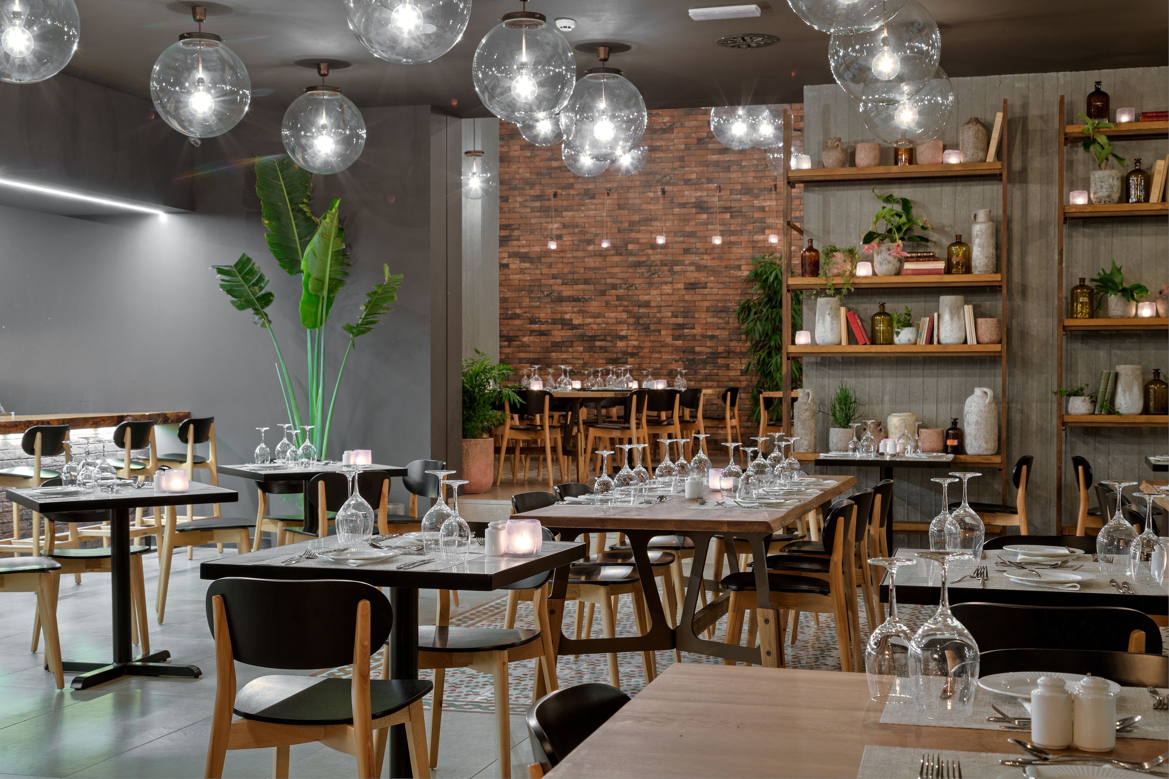 lunch, dinner served; international cuisine, al fresco dining