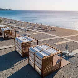 Sulla spiaggia, lettini da mare, ombrelloni, teli da spiaggia
