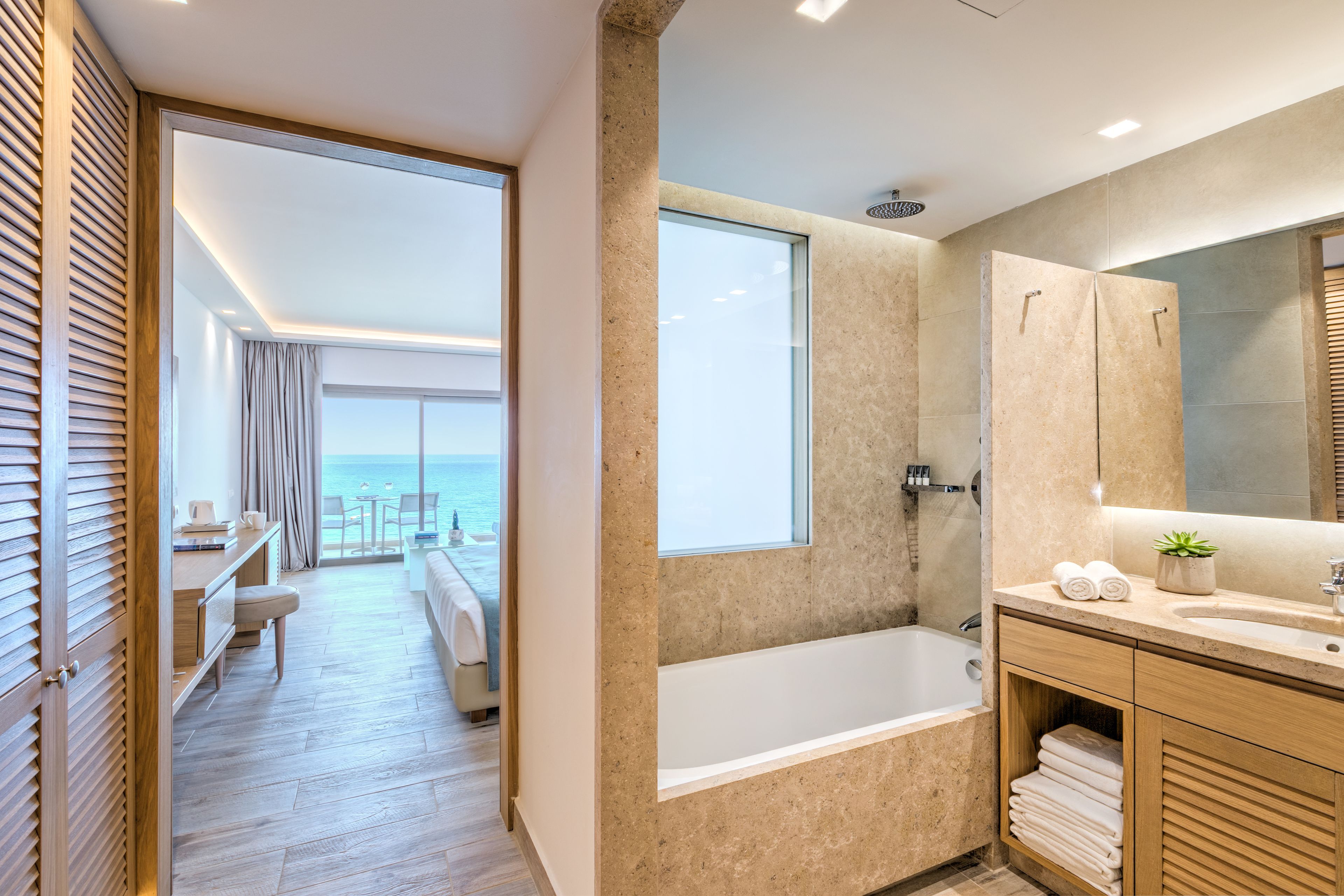 Chambre Junior, vue sur la mer | Salle de bain | Articles de toilette (gratuits), séchoir à cheveux, peignoirs