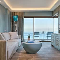 Suite Deluxe, vista mare | 1 camera, una cassaforte in camera, tende oscuranti, Wi-Fi gratuito