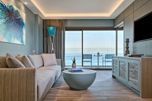 Suite Deluxe, vista al mar | Caja de seguridad en la habitación, cortinas blackout y wifi gratis 