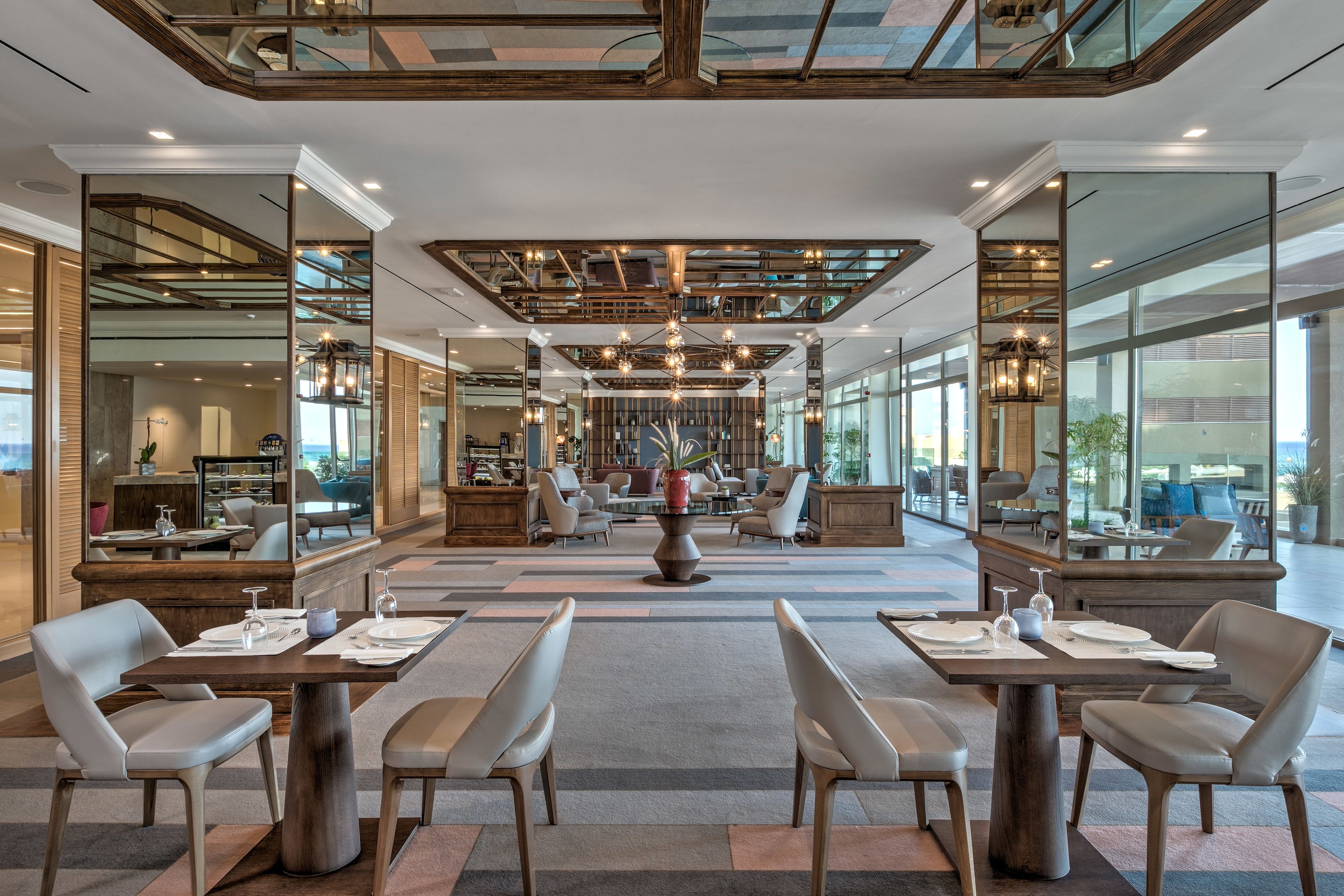 lunch, dinner served; international cuisine, al fresco dining