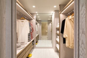 Suite ejecutiva, vistas al mar | Caja fuerte, cortinas opacas, wifi gratis y ropa de cama